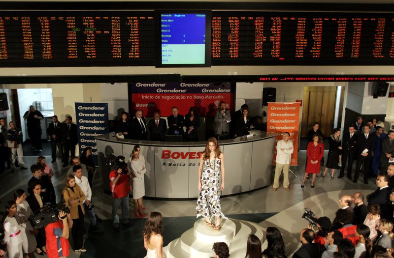 © Reuters. Desfile promovido pela Grende no lançamento de suas ações na bolsa de valores de São Paulo
