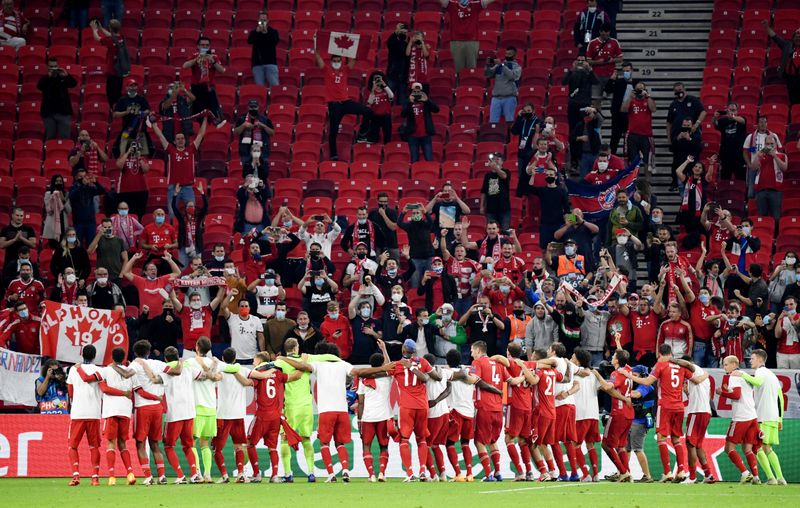 &copy; Reuters. Los jugadores del Bayern Munich celebran con hinchas tras ganar la Supercopa europea luego de vencer al Sevilla de España, en el Puskas Arena, en Budapest, Hungría