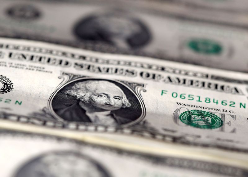 © Reuters. FILE PHOTO: FILE PHOTO: U.S. dollar notes are seen in this picture illustration