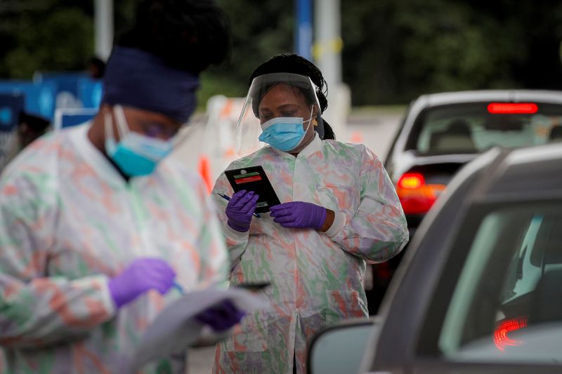 &copy; Reuters. FILE PHOTO: Medical technicians work at a drive-through coronavirus disease (COVID-19) testing facility at the Regeneron Pharmaceuticals company&apos;s Westchester campus in Tarrytown, New York