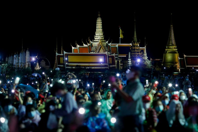 &copy; Reuters. FILE PHOTO: Pro-democracy protesters attend a mass rally in Bangkok