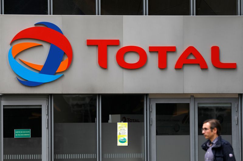 © Reuters. TOTAL EST À SUIVRE À LA BOURSE DE PARIS