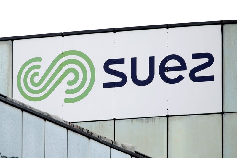 &copy; Reuters. FILE PHOTO: The logo of Suez is seen on the top of a building in Rueil-Malmaison