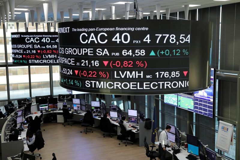 &copy; Reuters. Andamento dei titoli quotati sul CAC 40 all&apos;interno della Borsa di Parigi, operata da Euronext NV, nel quartiere finanziario di La Defense a Parigi