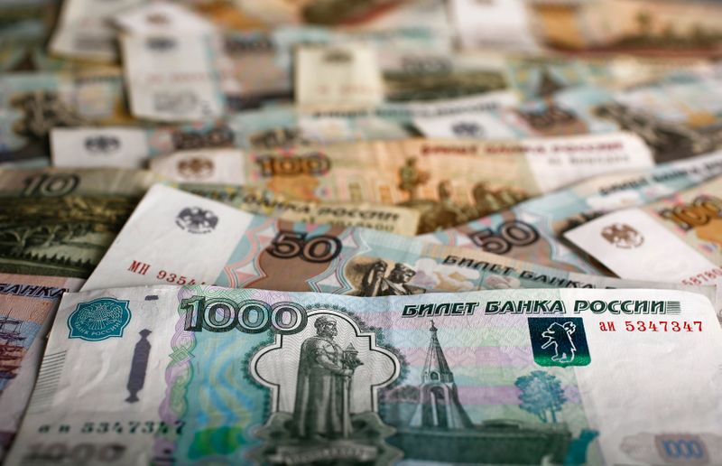 &copy; Reuters. Банкноты рубля в Варшаве, Польша, 22 января 2016 года.