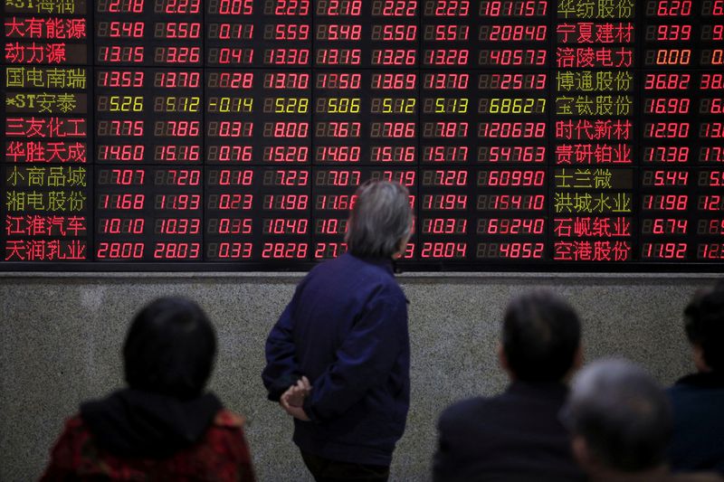 &copy; Reuters. Painel com informações de ações em Xangai