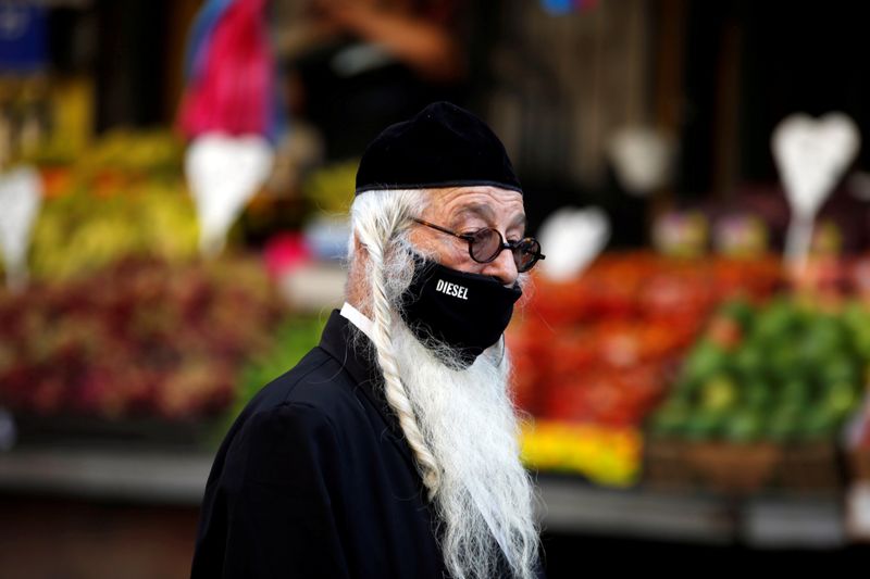 © Reuters. A man shops in a main market ahead of Yom Kippur, the Jewish Day of Atonement as Israel is set to tighten its second nationwide coronavirus disease (COVID-19) lockdown amid a rise in infections, later today, in Jerusalem