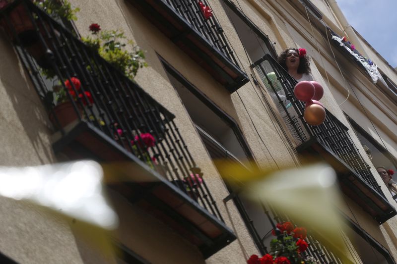 &copy; Reuters. Mulher canta em sua varanda durante lockdown em Madri