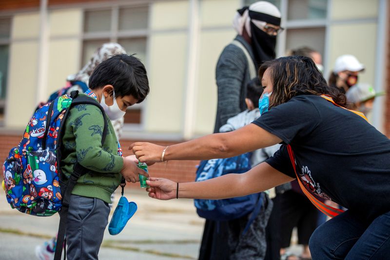 © Reuters. FILE PHOTO: Students arrive for the first time since the start of the COVID-19 pandemic in Scarborough