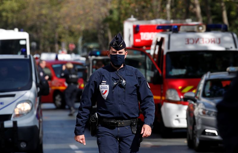 &copy; Reuters. Operação policial nas proximidades da antiga redação da revista Charlie Hebdo, em Paris