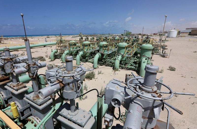 © Reuters. FILE PHOTO: A general view of pipelines at the Zueitina oil terminal in Zueitina, west of Benghazi