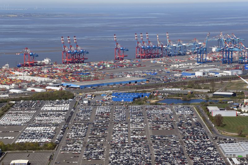 © Reuters. Carros para exportação em Bremerhaven, Alemanha