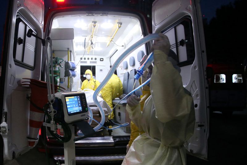 &copy; Reuters. Médico configura respirador para uso em ambulância do Samu