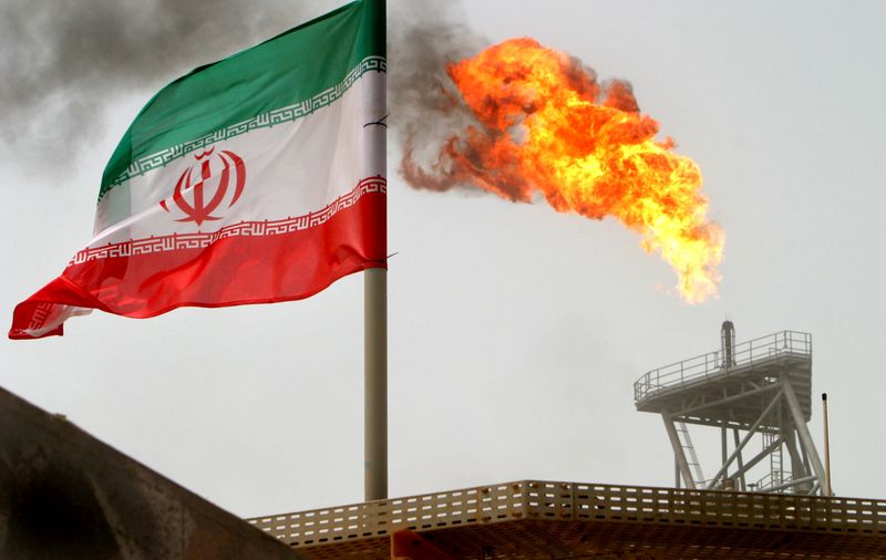 &copy; Reuters. A gas flare on an oil production platform is seen alongside an Iranian flag in the Gulf