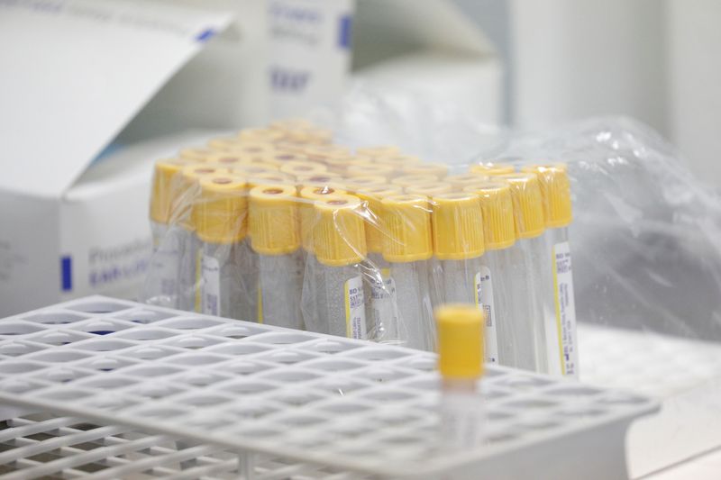 &copy; Reuters. FOTO DE ARCHIVO. Kits de muestras de sangre en un escritorio mientras continúa el brote de la enfermedad coronavirus (COVID-19), en el sitio de pruebas de serología de los Centros para el Control y la Prevención de Enfermedades en Washington, Estados U