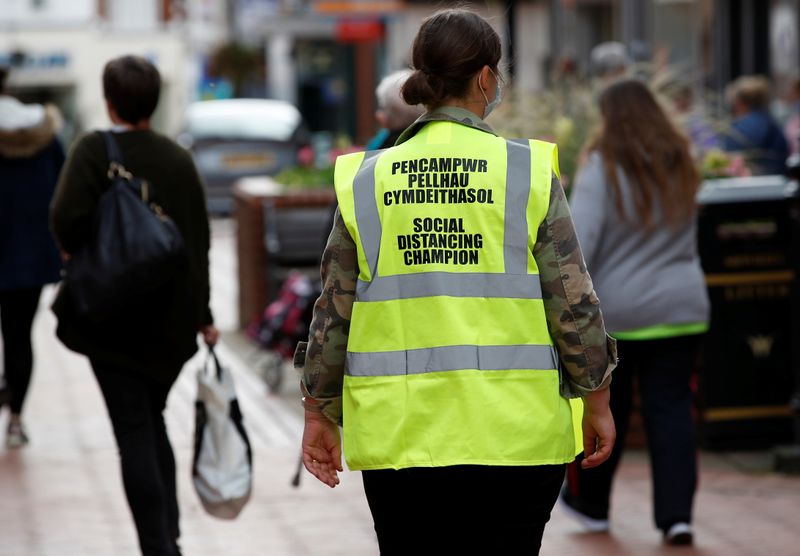 &copy; Reuters. Funcionária de conselho com colete de segurança em Wrexham, no Reino Unido