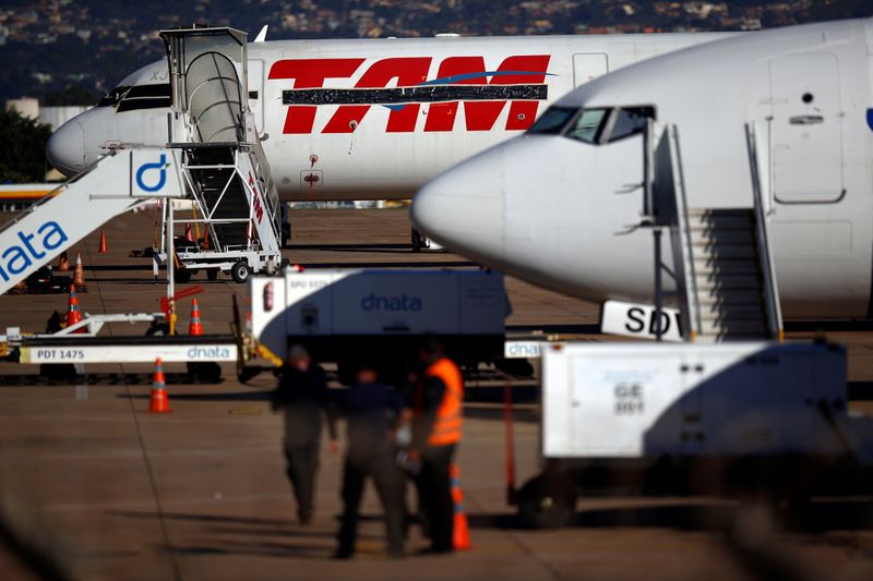 &copy; Reuters. FOTO DE ARCHIVO. Un avión de LATAM Airlines con el antiguo logo de TAM se ve estacionado en el Aeropuerto Internacional de Brasilia mientras el tráfico aéreo se ve afectado por el brote de la enfermedad del coronavirus (COVID-19), en Brasilia, Brasil