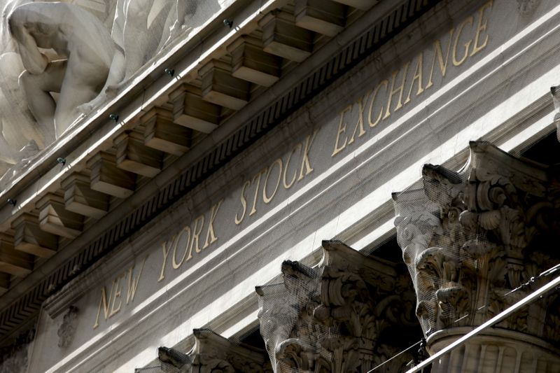 © Reuters. WALL STREET OUVRE EN BAISSE