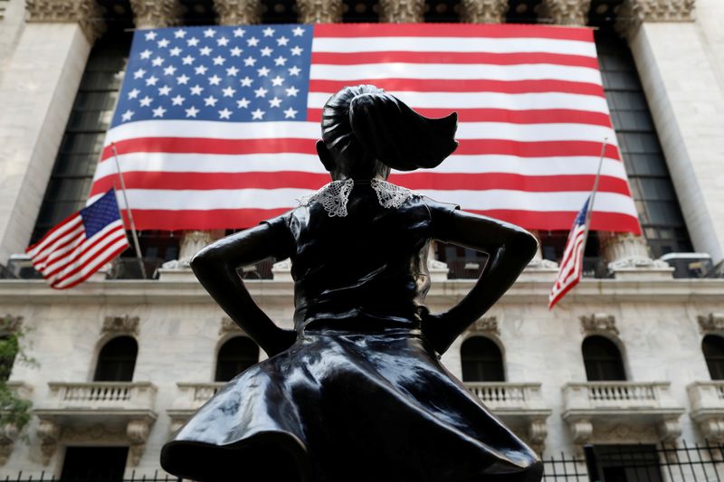 &copy; Reuters. Статуя девочки перед зданием Нью-Йоркской фондовой биржи