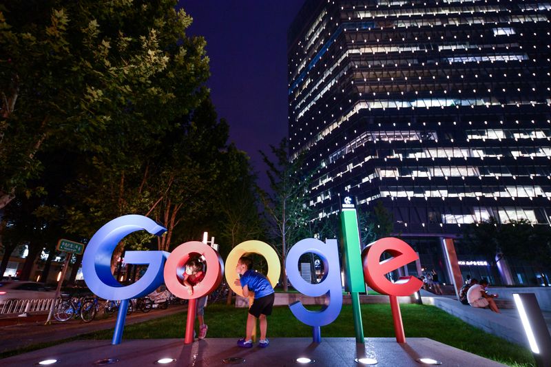 &copy; Reuters. Children play around a sign of Alphabet Inc&apos;s Google outside its office in Beijing