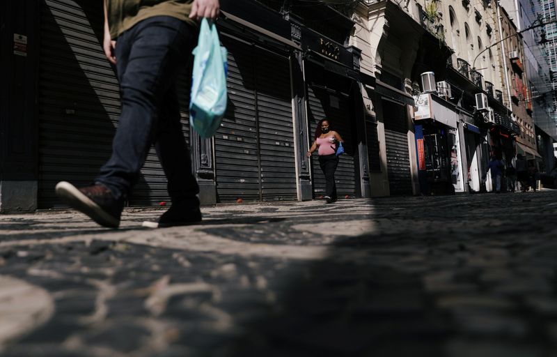 © Reuters. Comércio fechado no centro do Rio de Janeiro em meio à pandemia de coronavírus
