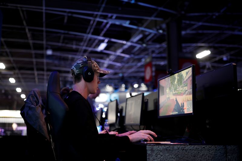 &copy; Reuters. FILE PHOTO: A gamer plays PlayerUnknown&apos;s Battlegrounds (PUBG) at the Paris Games Week (PGW), a trade fair for video games in Paris