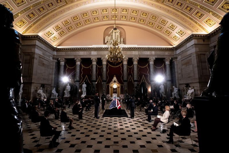 &copy; Reuters. ギンズバーグ判事、議会議事堂に遺体安置　公職女性で初