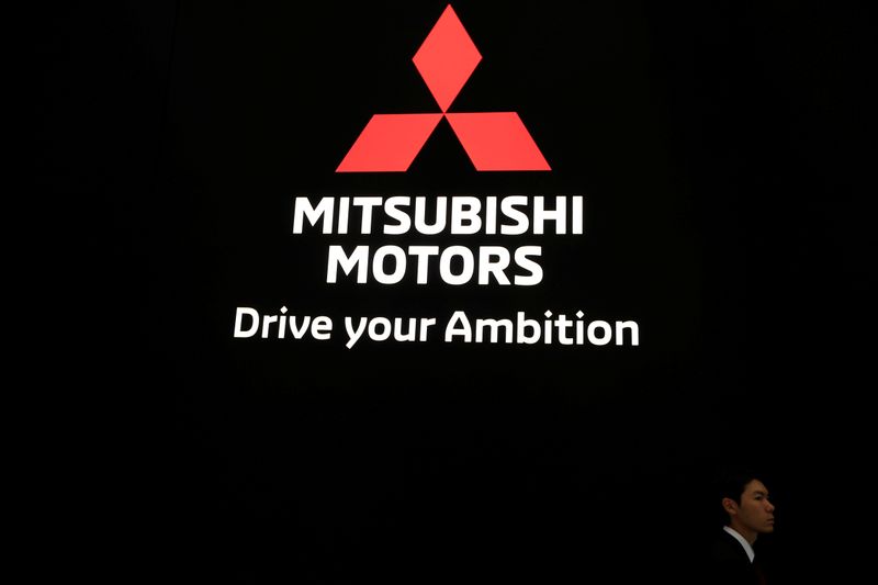 &copy; Reuters. A man walks near Mitsubishi cars as he visits Tokyo Motor Show in Tokyo
