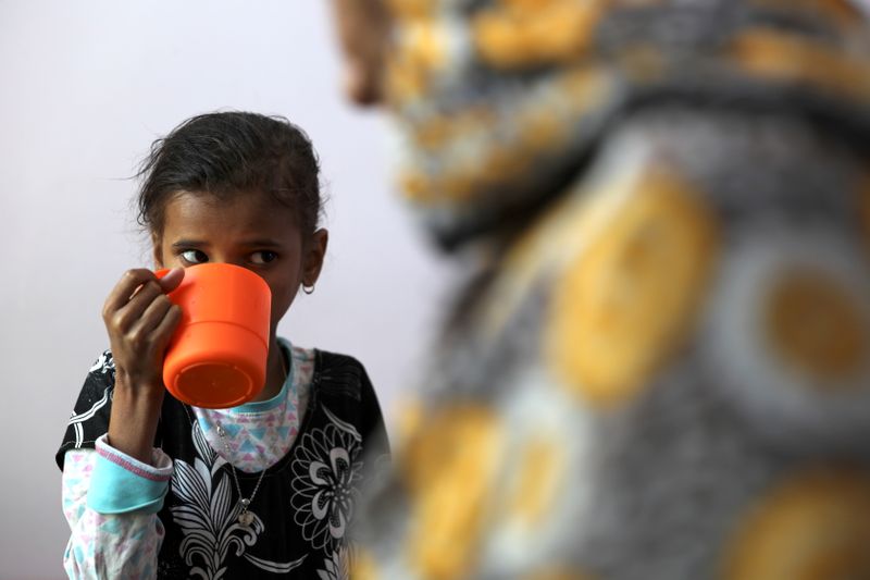 © Reuters. Ahmadiya Juaidi, de 13 anos, bebe um shake de nutrição suplementar na ala de tratamento de desnutrição do hospital al-Sabeen em Sanaa, Iêmen