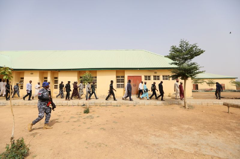 © Reuters. إطلاق سراح طلبة نيجيريين والبحث جار عن 300 طالبة بعد اختطافهن