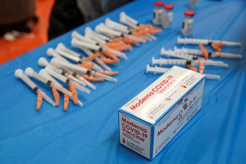 &copy; Reuters. People receive COVID-19 vaccines in Chicago