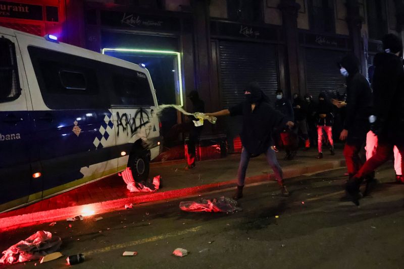 &copy; Reuters. اعتقال عشرة في برشلونة مع تحول احتجاجات على اعتقال مغني راب لأعمال عنف
