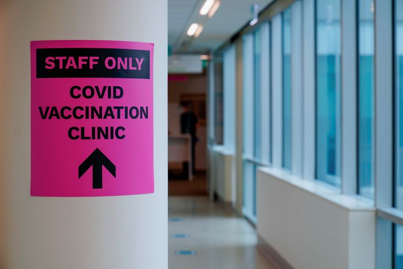 &copy; Reuters. A sign for a COVID-19 vaccination clinic is seen in Melbourne