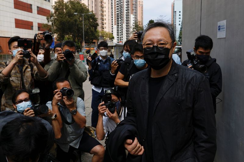 © Reuters. Pro-democracy activist Benny Tai reports to the police station over national security law charges, in Hong Kong