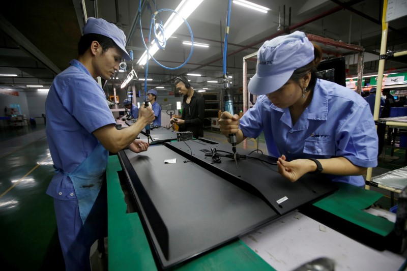 &copy; Reuters. Foto de archivo. Trabajadores de una línea de producción de televisores en Shenzhen