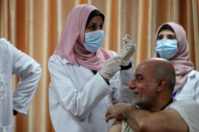 &copy; Reuters. FILE PHOTO: Palestinians begin vaccination in Gaza