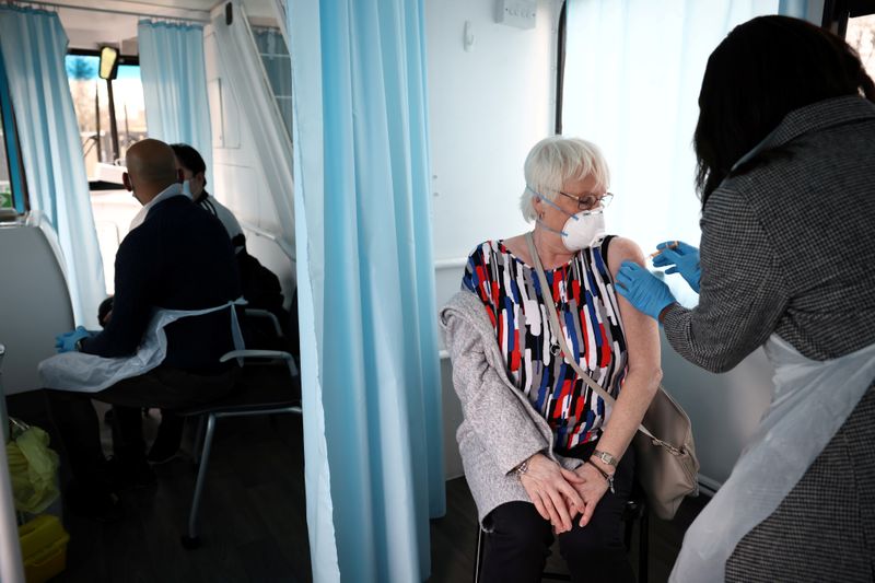 &copy; Reuters. FILE PHOTO: COVID-19 vaccinations in London, Britain