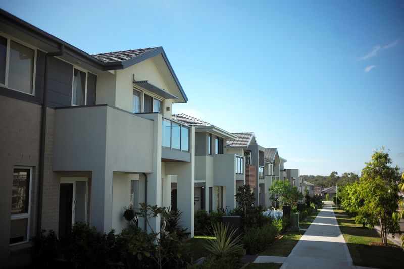 &copy; Reuters. New homes line a street in the Sydney suburb of Moorebank in Australia