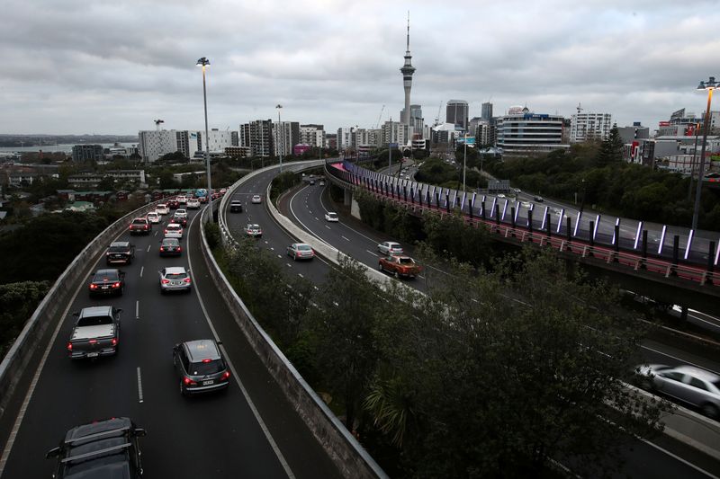 &copy; Reuters. New Zealand&apos;s COVID-19 safety measure mandating masks on public transport takes effect in Auckland