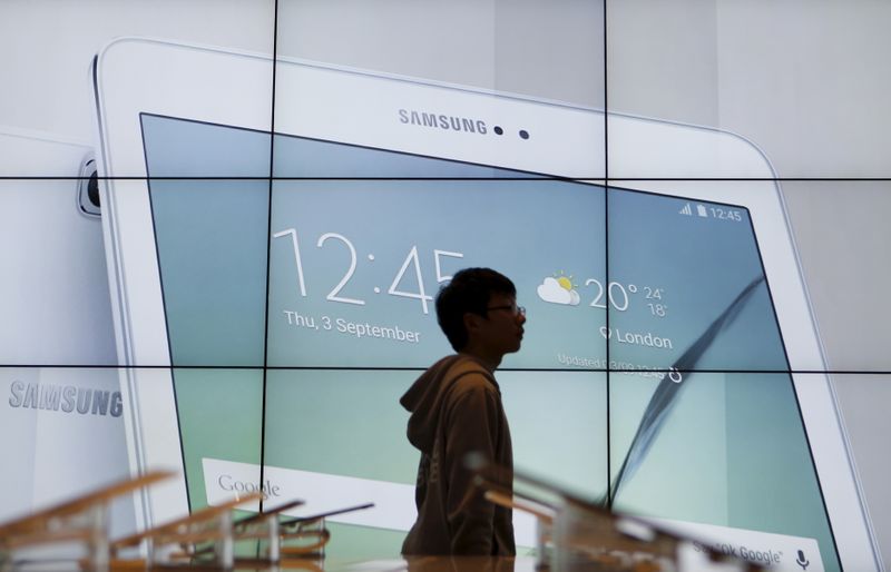 &copy; Reuters. A student walks past an electronic display promoting Samsung Electronics products at company&apos;s headquarters in Seoul