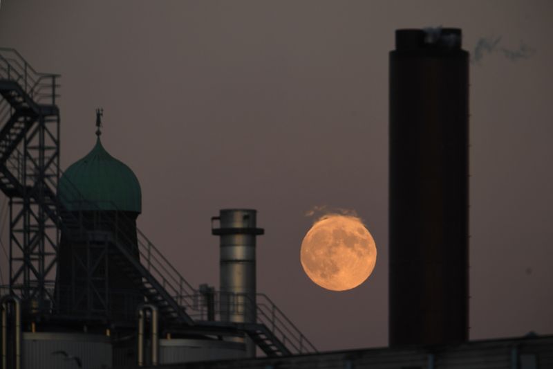 &copy; Reuters. A strawberry moon is seen over chimneys at the Guinness factory during sunset in Dublin