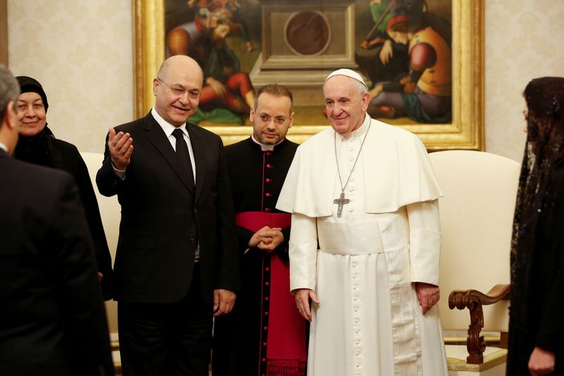 &copy; Reuters. FILE PHOTO: Pope Francis meets Iraqi President Barham Salih at the Vatican