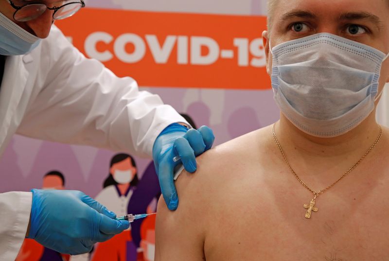 &copy; Reuters. Coronavirus disease (COVID-19) vaccination in Saint Petersburg