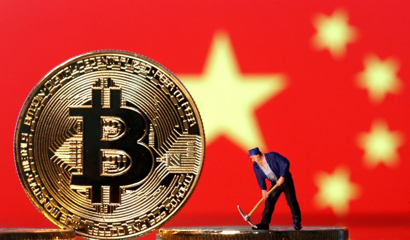 &copy; Reuters. FILE PHOTO: Picture illustration of a small toy figurine and representations of the Bitcoin virtual currency displayed in front of an image of China&apos;s flag