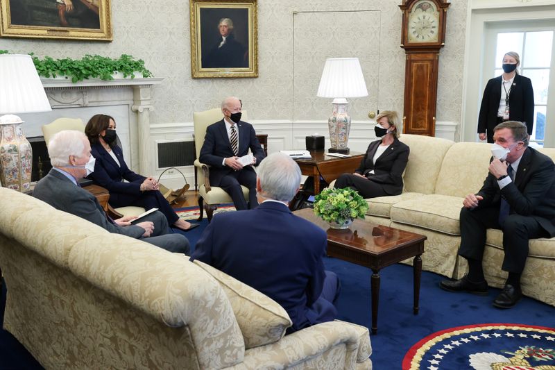 &copy; Reuters. FILE PHOTO: U.S. President Biden holds coronavirus response meeting with members of Congress at the White House in Washington
