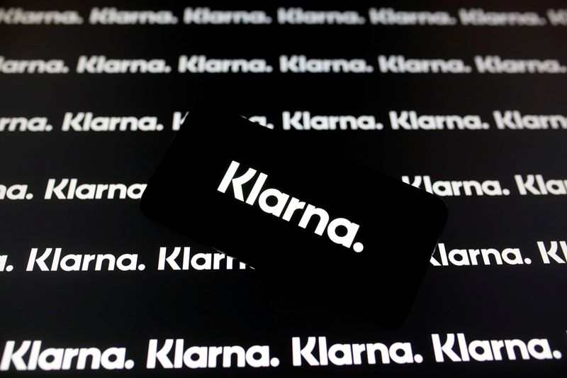 &copy; Reuters. FILE PHOTO: A smartphone displays a Klarna logo in this illustration
