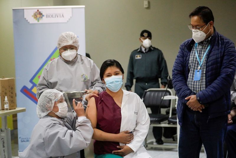 &copy; Reuters. FILE PHOTO: COVID-19 vaccinations in El Alto
