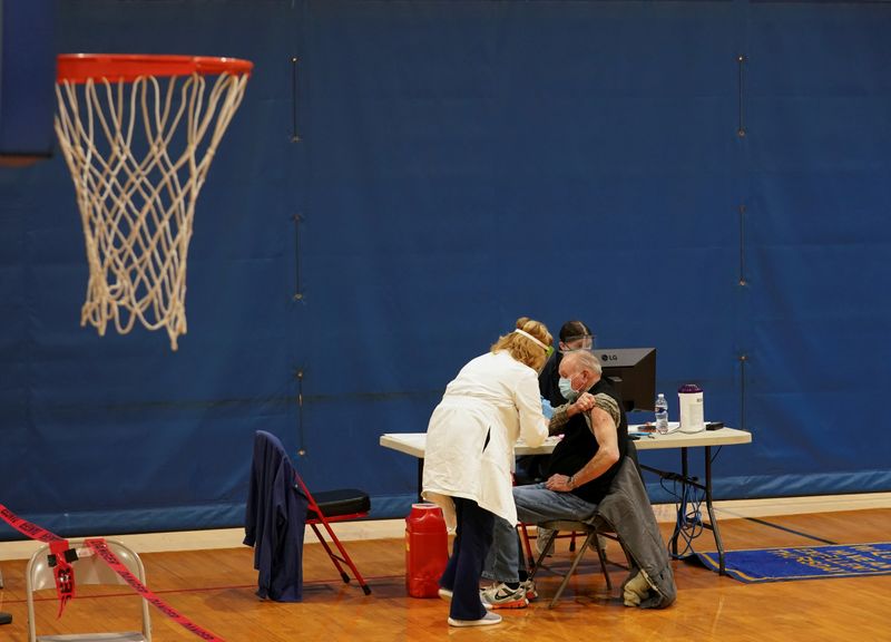 &copy; Reuters. FILE PHOTO: COVID-19 vaccines are administered in Martinsburg, West Virginia