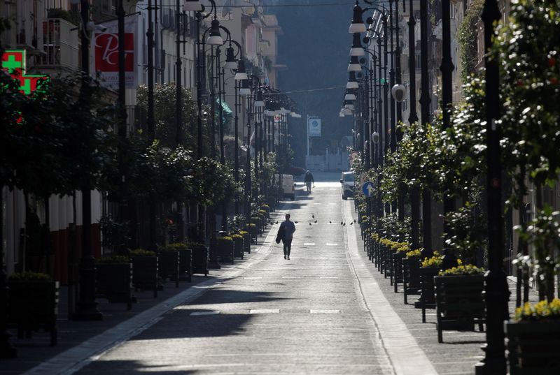 &copy; Reuters. Rua vazia em Sorrento, na Itália, durante pandemia