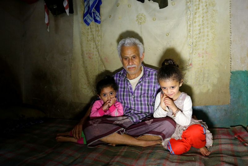 &copy; Reuters. يمنيون يرزحون تحت وطأة الفقر والأمم المتحدة تطالب بتمويل للمساعدات وإنهاء الحرب